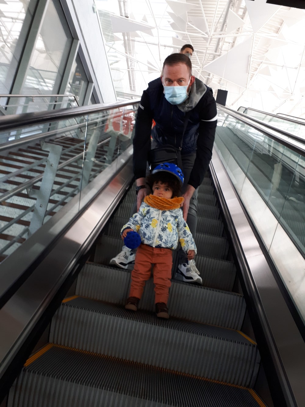 Adao descend l'escalator